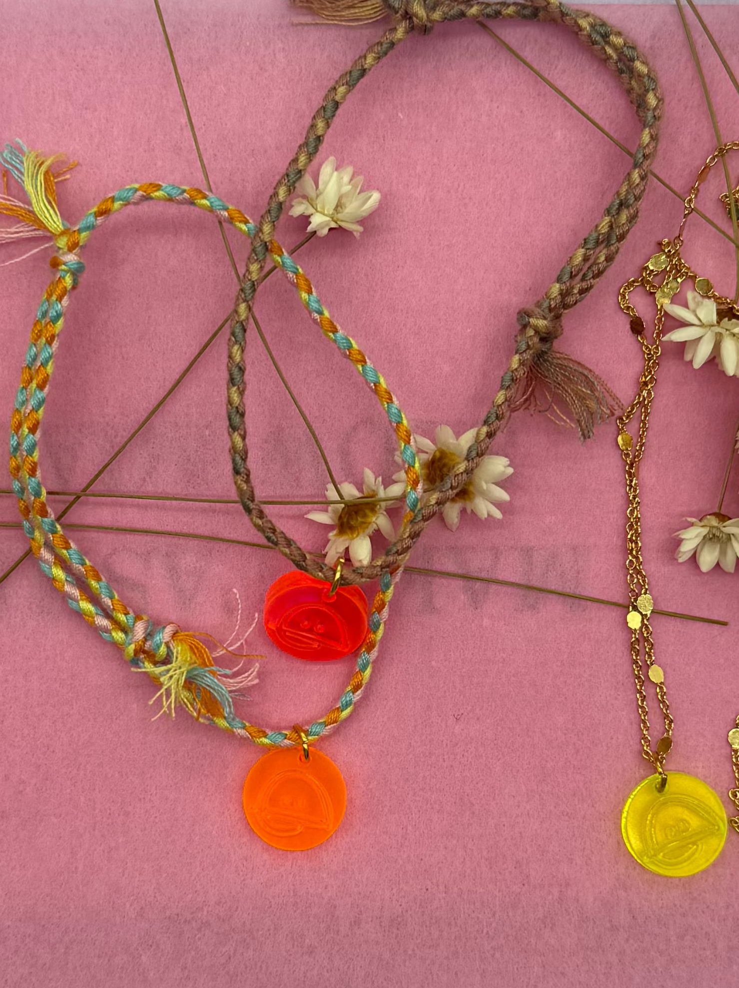 Armband mit Neon-BAIZO-Smileyanhänger