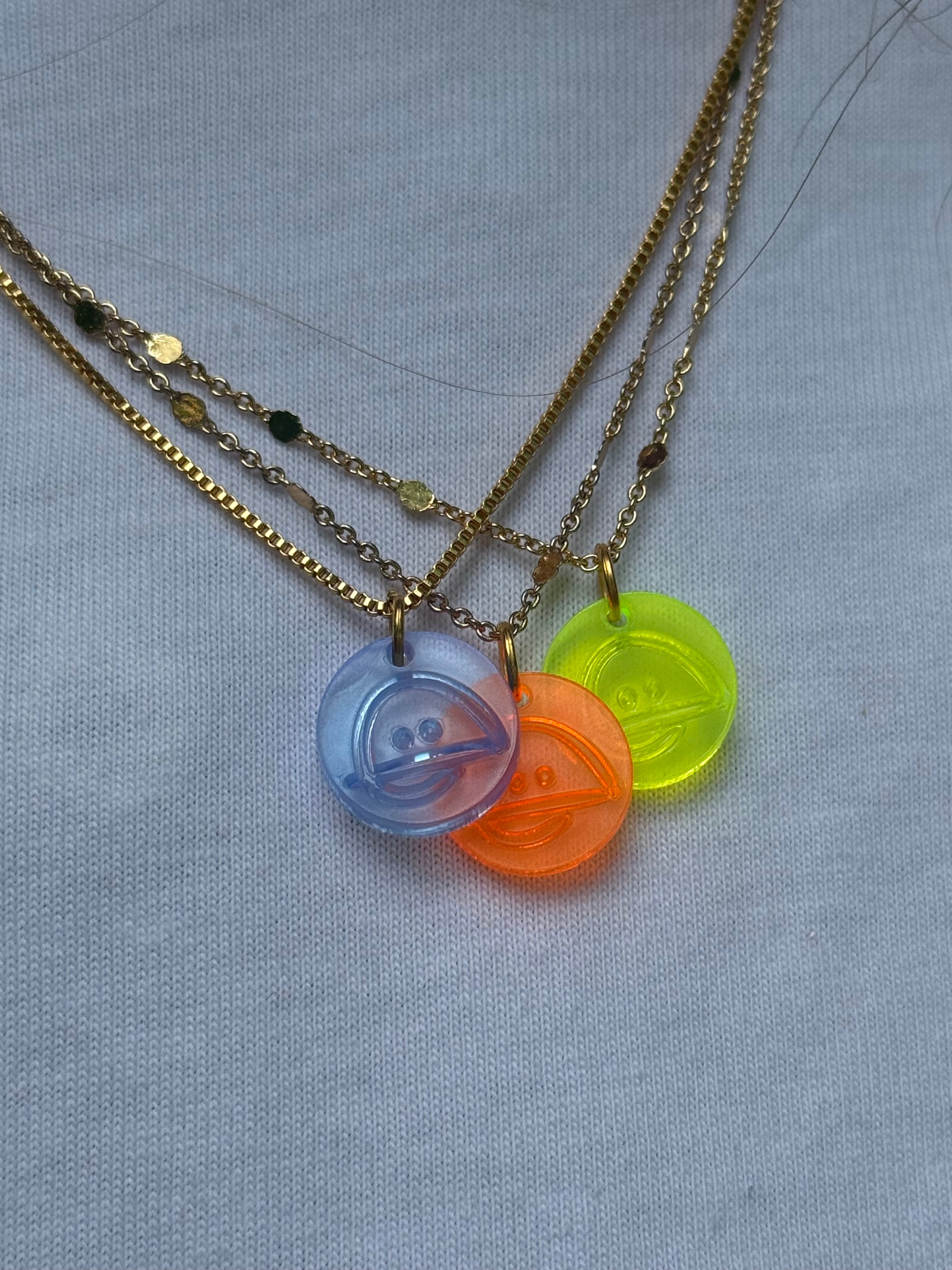 Ketten mit Neon-BAIZO-Smileyanhänger