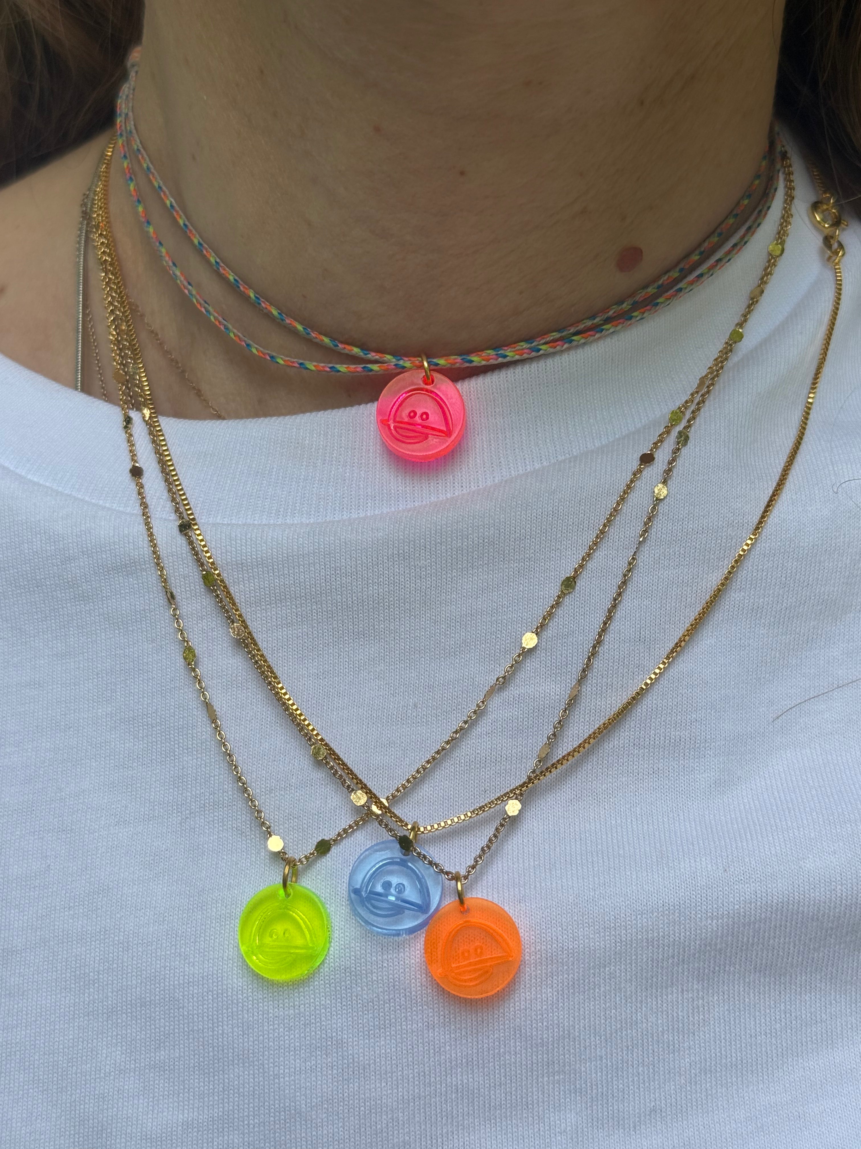 Ketten mit Neon-BAIZO-Smileyanhänger